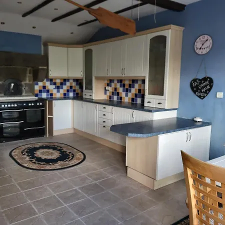 3 Bedroom Farmhouse In Normandy *